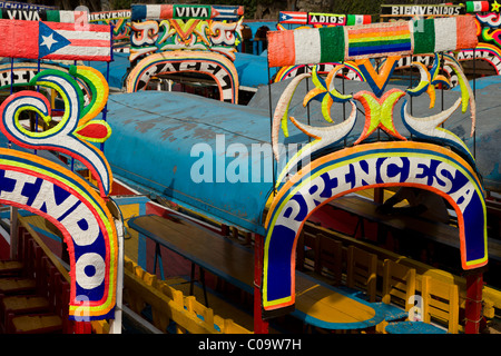 Canal coloré ou bateaux à touristes attendent trajineras Xochimilco ou 'les jardins flottants' dans le sud de la ville de Mexico. Banque D'Images