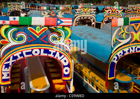 Canal coloré ou bateaux à touristes attendent trajineras Xochimilco ou 'les jardins flottants' dans le sud de la ville de Mexico. Banque D'Images