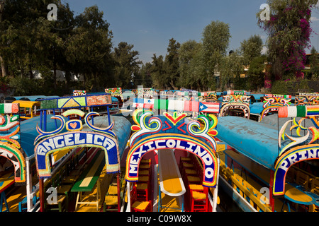 Canal coloré ou bateaux à touristes attendent trajineras Xochimilco ou 'les jardins flottants' dans le sud de la ville de Mexico. Banque D'Images