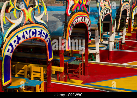 Canal coloré ou bateaux à touristes attendent trajineras Xochimilco ou 'les jardins flottants' dans le sud de la ville de Mexico. Banque D'Images