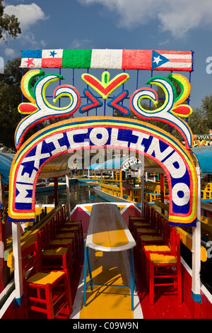 Canal coloré ou bateaux à touristes attendent trajineras Xochimilco ou 'les jardins flottants' dans le sud de la ville de Mexico. Banque D'Images