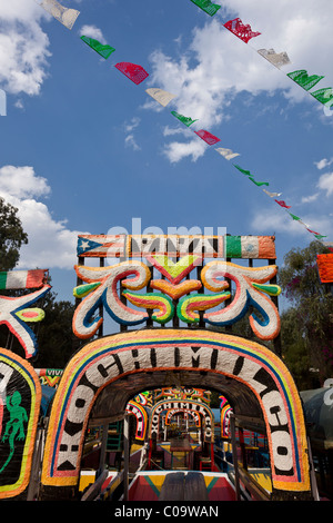 Canal coloré ou bateaux à touristes attendent trajineras Xochimilco ou 'les jardins flottants' dans le sud de la ville de Mexico. Banque D'Images