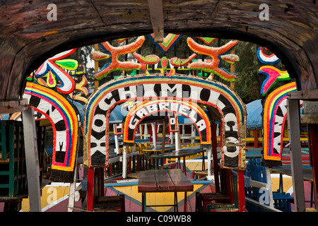 Canal coloré ou bateaux à touristes attendent trajineras Xochimilco ou 'les jardins flottants' dans le sud de la ville de Mexico. Banque D'Images