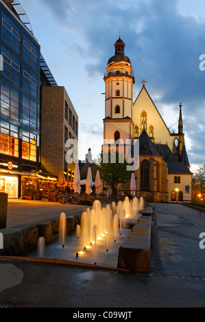 Place en face de l'église Saint Thomas, Leipzig, Saxe, Allemagne, Europe Banque D'Images