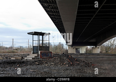 Ruines d'un refuge sous un pont de l'autoroute prévue pour la démolition, l'emplacement d'un ancien dépôt de marchandises, Duisburg Banque D'Images
