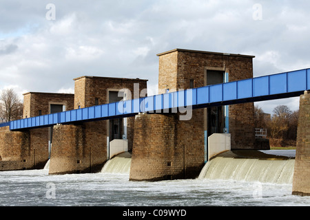 Barrage de la rivière Ruhr et lock, l'eau s'écoulant sur le déversoir, débordement, Duisburg, Germany, Europe Banque D'Images