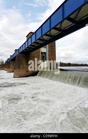 Barrage de la rivière Ruhr et lock, l'eau s'écoulant sur le déversoir, débordement, Duisburg, Germany, Europe Banque D'Images