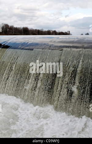 L'eau qui coule sur une weir, débordement, verrou sur la rivière de la Ruhr, Duisburg, Germany, Europe Banque D'Images