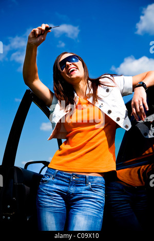 Jeune femme avec une nouvelle voiture Banque D'Images