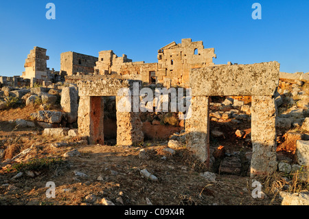 Ruine à byzantin le site archéologique de Serjilla, villes mortes, en Syrie, au Moyen-Orient, en Asie de l'Ouest Banque D'Images