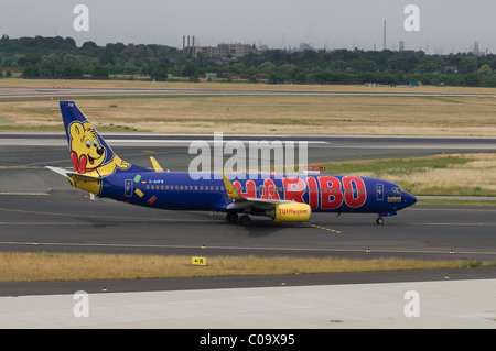 TUIfly Logojet Haribo, Boeing 737-800 GoldbAIR sur la piste de l'aéroport de Düsseldorf, Rhénanie du Nord-Westphalie, Allemagne, Europe Banque D'Images