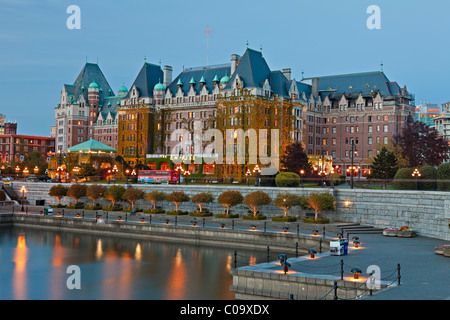 Le célèbre monument, l'hôtel Empress (Fairmont Hotel) au crépuscule de lumière le port intérieur de Victoria, Vancouver Isla Banque D'Images