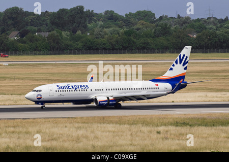 SunExpress aircraft, Boeing 737-800, sur la piste de l'aéroport de Düsseldorf, Rhénanie du Nord-Westphalie, Allemagne, Europe Banque D'Images