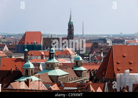 Vue du Château de Kaiserburg de l'hôtel de ville et Église Lorenzkirche, Nuremberg, Middle Franconia, Franconia, Bavaria Banque D'Images