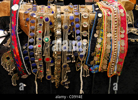 Bijoux colorés sur l'écran pour la vente au marché Banque D'Images