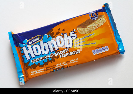 Sachet de Mcvitie's Hobnobs biscuit au chocolat au lait, chocolat au lait biscuits flapjacks isolé sur fond blanc Banque D'Images