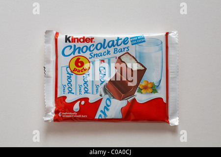 Paquet de Kinder chocolat snack-bars isolé sur fond blanc Banque D'Images