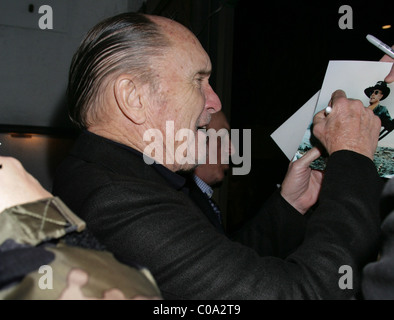 Robert Duvall de signer des autographes à l'extérieur de Modeo restaurant après avoir dîner avec James Caan Beverly Hills, Californie - Banque D'Images