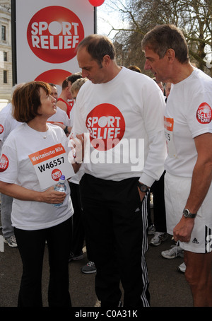 Tessa Jowell et Sir Steve Redgrave Plus de 50 députés et membres de la Chambre des Lords participent à la Westminster Le Secours Sport Banque D'Images