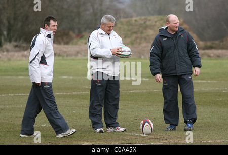 Entraîneur en chef Warren Gatland et entraîneurs adjoints, Rob Howley et Neil Jenkins, entraîneur de l'équipe du Pays de Galles pour la préparation d'il y Banque D'Images