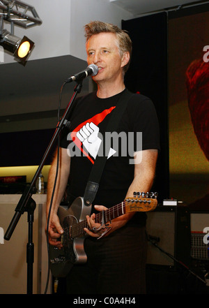 Billy Bragg effectue chez HMV sur Oxford Street London, England - 07.03.08 Banque D'Images