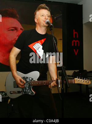 Billy Bragg effectue chez HMV sur Oxford Street London, England - 07.03.08 Banque D'Images