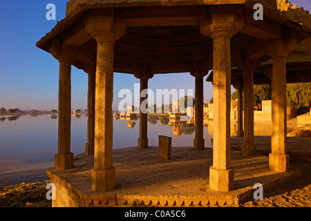 L'Inde, Rajasthan, Jaisalmer Gadisar Lake dans le golden early morning light Banque D'Images