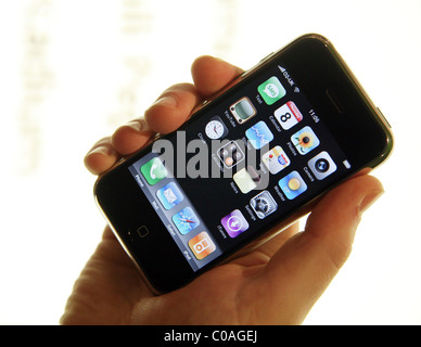 Le président du conseil, Charles Dunstone Carphone Warehouose avec le nouveau Apple iPhone à The Carphone Warehouse sur Oxford Street, Londres Banque D'Images