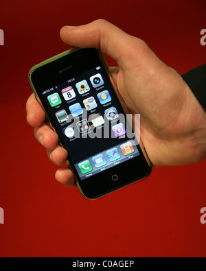 Le président du conseil, Charles Dunstone Carphone Warehouose avec le nouveau Apple iPhone à The Carphone Warehouse sur Oxford Street, Londres Banque D'Images