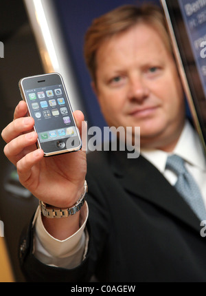 Le président du conseil, Charles Dunstone Carphone Warehouose avec le nouveau Apple iPhone à The Carphone Warehouse sur Oxford Street, Londres Banque D'Images