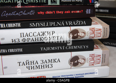 Pile de l'anglais, russe et tchèque des copies des romans d'Agatha Christie Banque D'Images