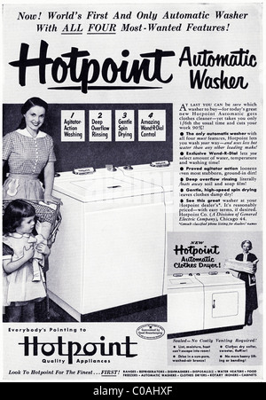 Original des années 1950 s'annonce pleine page dans le magazine des consommateurs américains pour HOTPOINT lave linge automatique Banque D'Images
