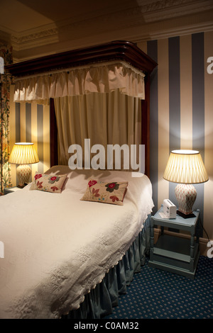 Lit double avec lampes de chevet Banque D'Images