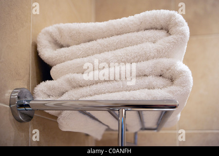 Serviettes de bain sur rack Banque D'Images