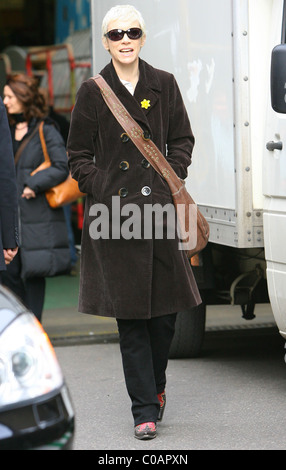 Annie Lennox en montrant son côté charitable comme elle quitte un studio londonien portant une bourse Marie Curie Cancer Care broche jonquille. L Banque D'Images