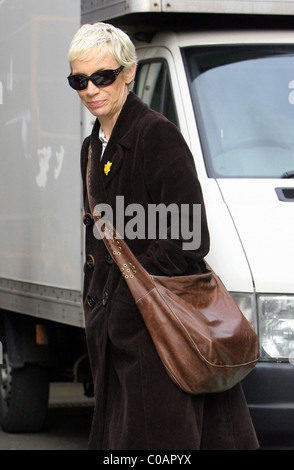 Annie Lennox en montrant son côté charitable comme elle quitte un studio londonien portant une bourse Marie Curie Cancer Care broche jonquille. L Banque D'Images