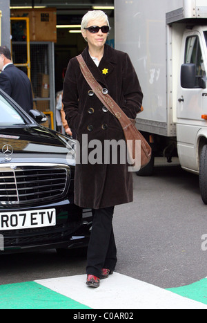 Annie Lennox en montrant son côté charitable comme elle quitte un studio londonien portant une bourse Marie Curie Cancer Care broche jonquille. L Banque D'Images