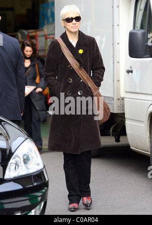 Annie Lennox en montrant son côté charitable comme elle quitte un studio londonien portant une bourse Marie Curie Cancer Care broche jonquille. L Banque D'Images