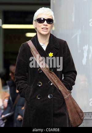 Annie Lennox en montrant son côté charitable comme elle quitte un studio londonien portant une bourse Marie Curie Cancer Care broche jonquille. L Banque D'Images