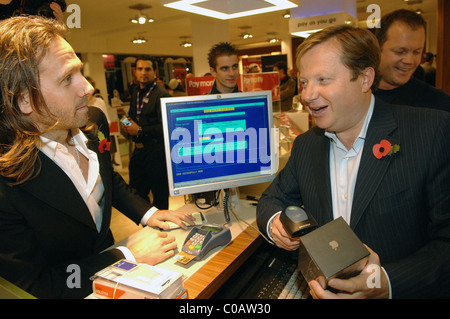 The Carphone Warehouse Chef Charles Dunstone de vendre la première UK Apple iPhone à Jonathan Philips entre Londres à la radio telephone Banque D'Images