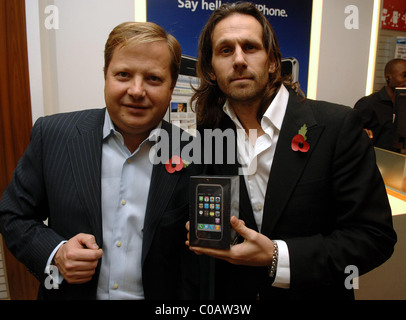 The Carphone Warehouse Chef Charles Dunstone de vendre la première UK Apple iPhone à Jonathan Philips entre Londres à la radio telephone Banque D'Images