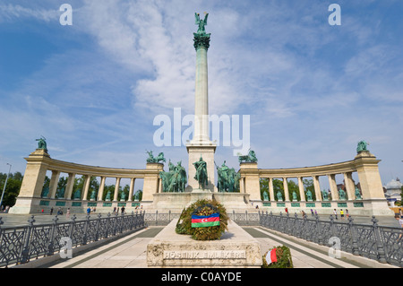 Le monument du millénaire, avec l'archange Gabriel sur le dessus, la Place des Héros, Hosok tere, Budapest, Hongrie, Europe, UE Banque D'Images