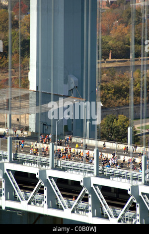 La traversée du pont Verrazano-Narrows coureurs de Staten Island à Brooklyn 2007 ING New York City Marathon New York City, USA Banque D'Images