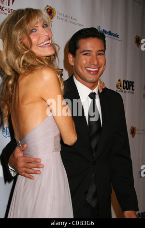 Shawn Southwick et Mario Lopez, roi de Cœur - Gala tenue des arrivées au Beverly Hilton Hotel de Beverly Hills, Banque D'Images