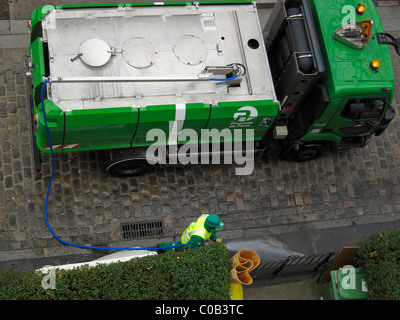 Paris, France, Street Cleaner Cleaning Street, High angle, rue pavée en pierre, camion français, rues de Paris Banque D'Images