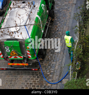 Paris, France, Street Cleaner Cleaning Street, High angle, rue pavée en pierre, camion français, rues de Paris, ouvrier france Banque D'Images