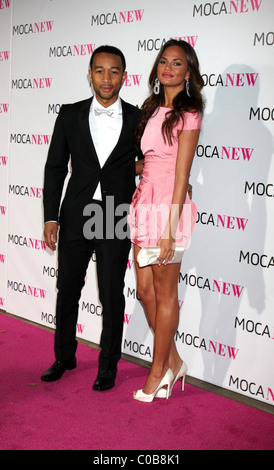 Chanteur John Legend (L) et le modèle Chrissy Teigen arrivant au Museum of Contemporary Art, Los Angeles Gala 30e anniversaire Banque D'Images