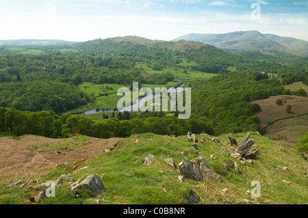 De todd cragg sur la bordure sud de loughrigg fell, vue sur la vallée de la rivière brathay. mai., Cumbria (Royaume-Uni). Le lake district. Banque D'Images