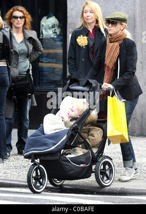 Naomi Watts et son fils Sam Naomi Watts et Liev Schreiber prendre leurs enfants Sasha et Sam pour une balade dans Soho New York City, Banque D'Images