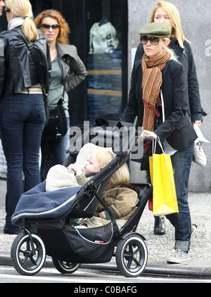 Naomi Watts et son fils Sam Naomi Watts et Liev Schreiber prendre leurs enfants Sasha et Sam pour une balade dans Soho New York City, Banque D'Images